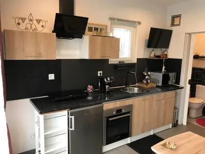 Cuisine ou kitchenette dans l'établissement Studio Détente à 10mn de la Gare et Aéroport St Exupéry