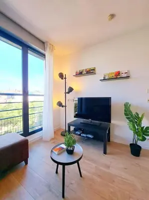 Coin salon dans l'établissement Le Valmy: appartement lumineux au pied du métro