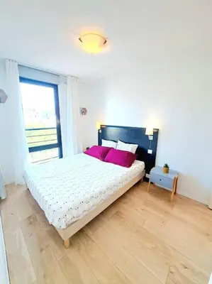 Un ou plusieurs lits dans un hébergement de l'établissement Le Valmy: appartement lumineux au pied du métro