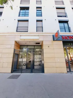 Façade ou entrée de l'établissement Le Valmy: appartement lumineux au pied du métro