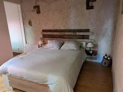 Un ou plusieurs lits dans un hébergement de l'établissement Maison de village, jacuzzi, salle cinéma