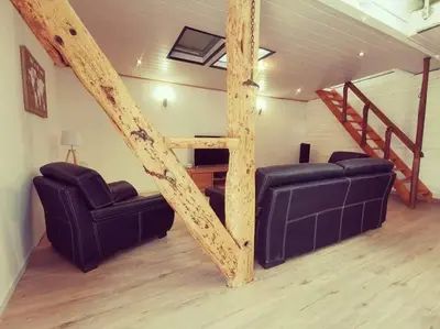 Coin salon dans l'établissement Maison de village, jacuzzi, salle cinéma