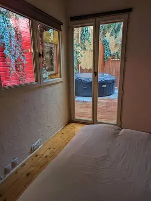 Un ou plusieurs lits dans un hébergement de l'établissement Maison de village, jacuzzi, salle cinéma