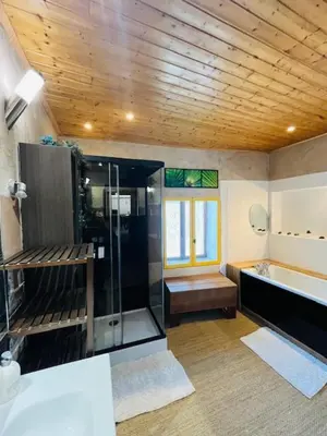 Salle de bains dans l'établissement Maison de village, jacuzzi, salle cinéma