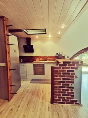 Cuisine ou kitchenette dans l'établissement Maison de village, jacuzzi, salle cinéma
