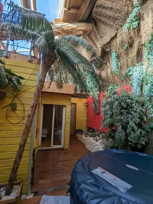 Jardin de l'établissement Maison de village, jacuzzi, salle cinéma