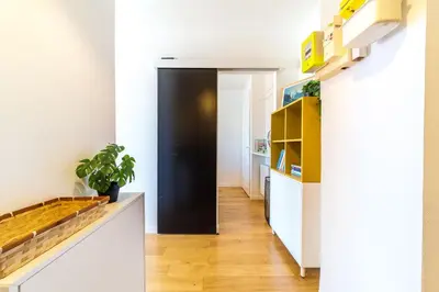 Cuisine ou kitchenette dans l'établissement Le Petit Chaponnay - Charming Apartment for 2 near Saxe Gambetta