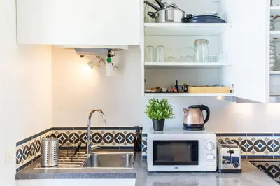 Cuisine ou kitchenette dans l'établissement Le Petit Chaponnay - Charming Apartment for 2 near Saxe Gambetta