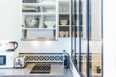 Cuisine ou kitchenette dans l'établissement Le Petit Chaponnay - Charming Apartment for 2 near Saxe Gambetta