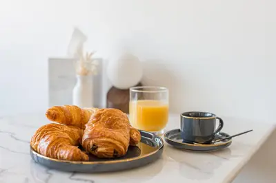 Options de petit-déjeuner proposées aux clients de l'établissement SARAH - Design Studio Lumineux Bergson