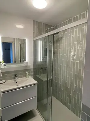 Salle de bains dans l'établissement Bel appartement Meyzieu centre proche Tramway