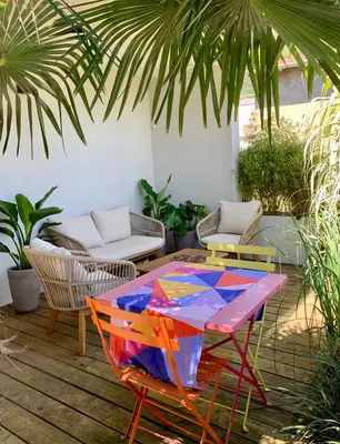 Coin salon dans l'établissement Superbe studio tendance et zen proche de Lyon