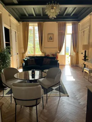 Coin salon dans l'établissement Appartement chic et de caractère !