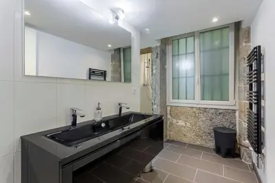 Salle de bains dans l'établissement Charlie - Furnished apartment 260m² Downtown Lyon