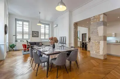 Télévision ou salle de divertissement dans l'établissement Charlie - Furnished apartment 260m² Downtown Lyon