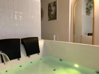 Salle de bains dans l'établissement Bali Serenity Balnéo et lit rond