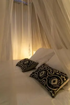 Un ou plusieurs lits dans un hébergement de l'établissement Bali Serenity Balnéo et lit rond