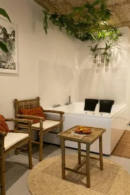 Coin salon dans l'établissement Bali Serenity Balnéo et lit rond