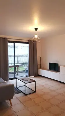 Télévision ou salle de divertissement dans l'établissement Les Jardins d'Aurore