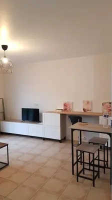 Télévision ou salle de divertissement dans l'établissement Les Jardins d'Aurore