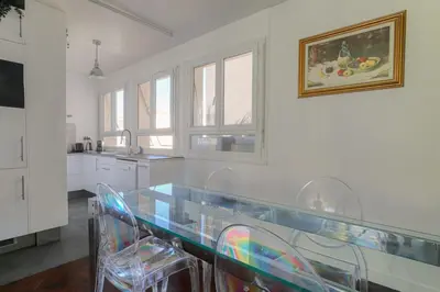 Cuisine ou kitchenette dans l'établissement Spacieux et charmant 100m2 à 4 min de Tête d'Or