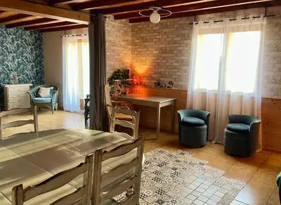 Coin salon dans l'établissement Gîte LES GOUTTES