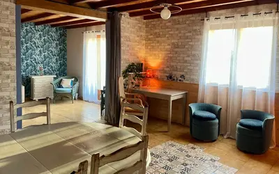 Coin salon dans l'établissement Gîte LES GOUTTES