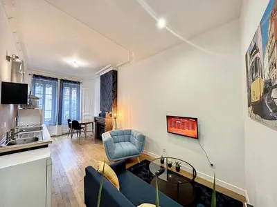 Télévision ou salle de divertissement dans l'établissement Cosy appart Lyon Part Dieu Félix 2