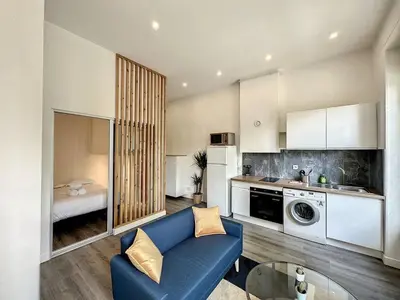Cuisine ou kitchenette dans l'établissement Appartement confortable Lyon Part Dieu Felix 1