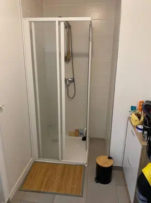 Salle de bains dans l'établissement T2 au pieds du métro, la soie