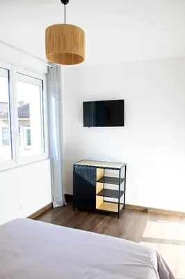 Télévision ou salle de divertissement dans l'établissement Le Forez Appartement 4 pers ou Studio 2 pers