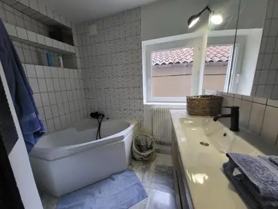 Salle de bains dans l'établissement Superbe 100 M2, 4 chambres