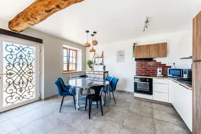 Cuisine ou kitchenette dans l'établissement Les Sarments du Beaujolais, campagne proche Lyon