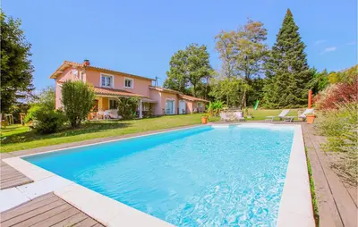 Piscine de l'établissement Cozy Home In Monseveroux ou située à proximité