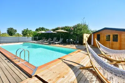 Piscine de l'établissement Gîte le Mizériat - Appartement avec piscine privée ou située à proximité