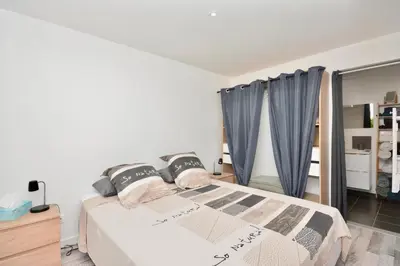 Un ou plusieurs lits dans un hébergement de l'établissement Gîte le Mizériat - Appartement avec piscine privée