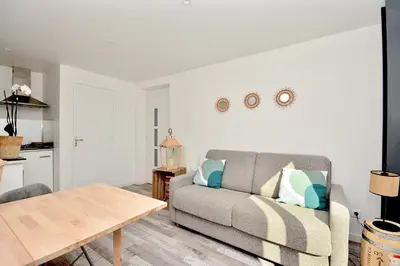 Coin salon dans l'établissement Gîte le Mizériat - Appartement avec piscine privée