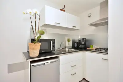 Cuisine ou kitchenette dans l'établissement Gîte le Mizériat - Appartement avec piscine privée