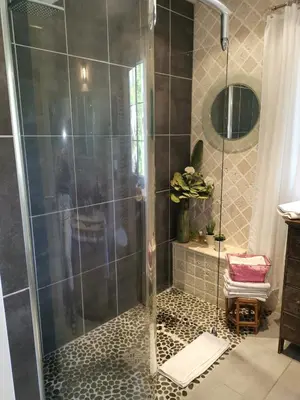 Salle de bains dans l'établissement La Moderne