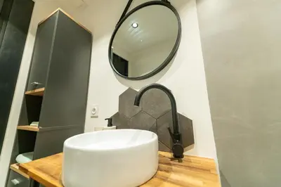 Salle de bains dans l'établissement KASA ARTY - Tout équipé - Agréable et confortable