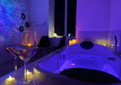 Un ou plusieurs lits dans un hébergement de l'établissement Cinéma & Jacuzzi aux Étoiles - CasaBianca Suite