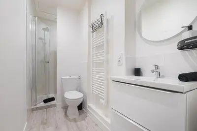 Salle de bains dans l'établissement Cinéma & Jacuzzi aux Étoiles - CasaBianca Suite