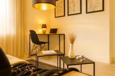 Coin salon dans l'établissement Cinéma & Jacuzzi aux Étoiles - CasaBianca Suite
