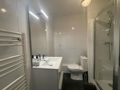 Salle de bains dans l'établissement City & cosy, LYON CHARCOT- WIFI - LAVE LINGE - BALCON - PARKING