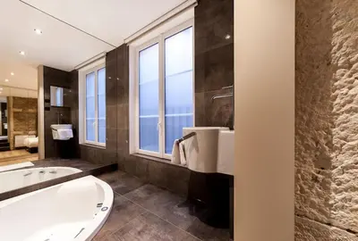 Salle de bains dans l'établissement All in Lyon | Séjour haut de gamme - clim & balnéo