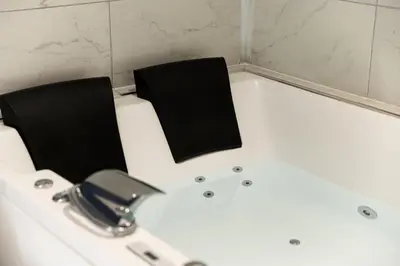 Salle de bains dans l'établissement LES BULLES DE MONA - Le Wilson - Spa