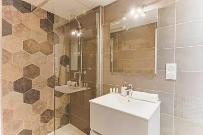Salle de bains dans l'établissement LES BULLES DE MONA - Le Wilson - Spa
