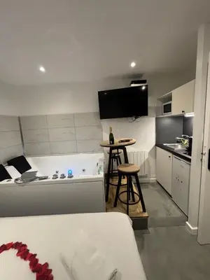 Cuisine ou kitchenette dans l'établissement LES BULLES DE MONA - Le Wilson - Spa