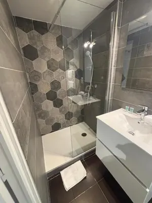 Salle de bains dans l'établissement LES BULLES DE MONA - Le Wilson - Spa
