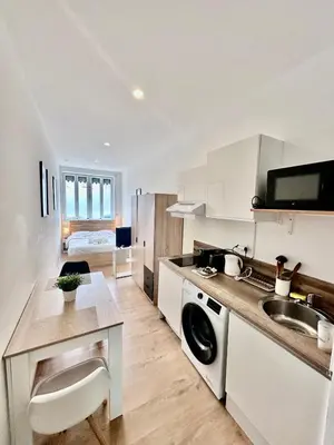 Cuisine ou kitchenette dans l'établissement L'Alsacien - Villeurbanne - Métro A et B - wifi inclus